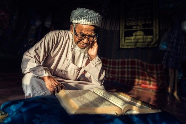 Un Indonésien lisant le Coran