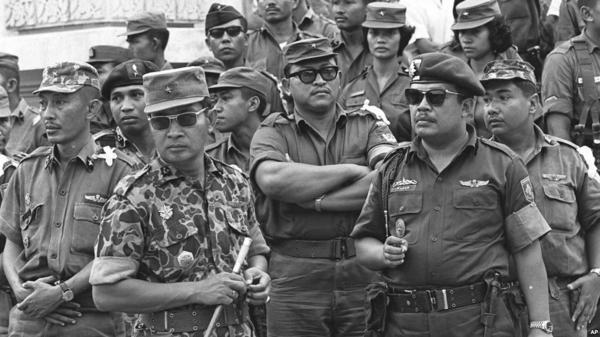 Suharto (deuxième personne à gauche) le 6 octobre 1965, photo © voaafrique